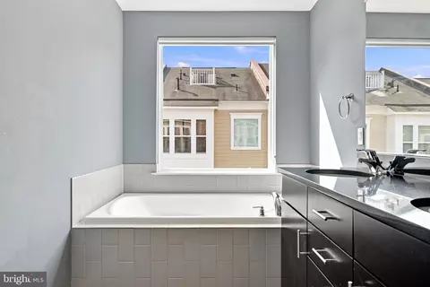 Bath - 9652 Pullman Pl, Fairfax, VA 22031 photo 2 of 4
