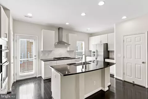 Kitchen - 9652 Pullman Pl, Fairfax, VA 22031 photo 4 of 10