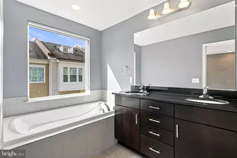 Bath - 9652 Pullman Pl, Fairfax, VA 22031 photo 1 of 4