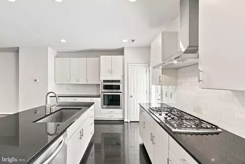 Kitchen - 9652 Pullman Pl, Fairfax, VA 22031 photo 6 of 10