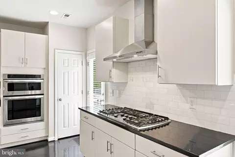 Kitchen - 9652 Pullman Pl, Fairfax, VA 22031 photo 8 of 10