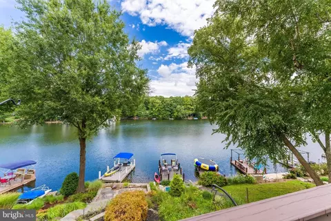 View/Area - 2001 Chadds Ford Dr, Reston, VA 20191 photo 4 of 6