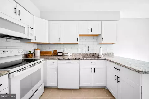 Kitchen - 1386 Northgate Sq, Reston, VA 20190 photo 3 of 4