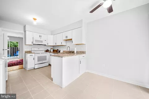 Kitchen - 1386 Northgate Sq, Reston, VA 20190 photo 4 of 4