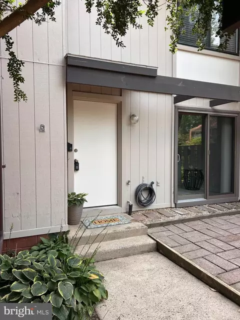 1386 Northgate Sq, Reston, VA 20190