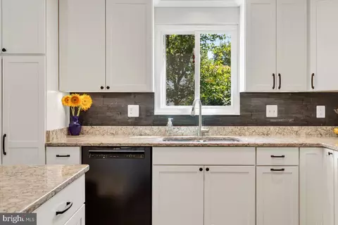 Kitchen - 2913 Ashdown Forest Dr, Herndon, VA 20171 photo 4 of 6