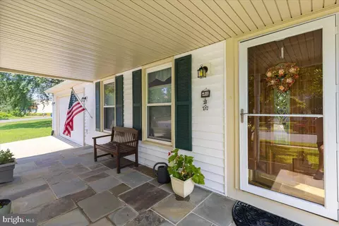 Exterior - 2913 Ashdown Forest Dr, Herndon, VA 20171 photo 4 of 12