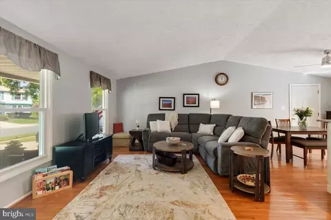 Living - 2913 Ashdown Forest Dr, Herndon, VA 20171 photo 1 of 2