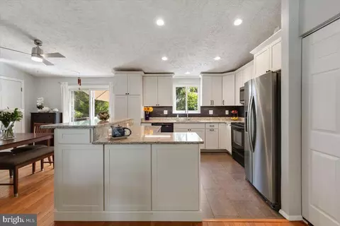 Kitchen - 2913 Ashdown Forest Dr, Herndon, VA 20171 photo 5 of 6