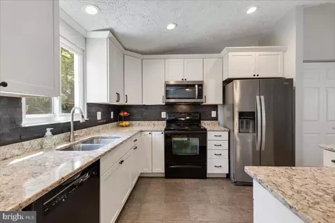 Kitchen - 2913 Ashdown Forest Dr, Herndon, VA 20171 photo 3 of 6