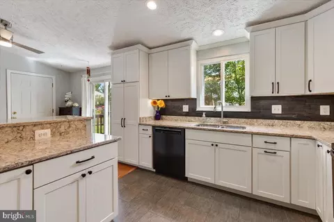 Kitchen - 2913 Ashdown Forest Dr, Herndon, VA 20171 photo 2 of 6