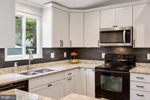 Kitchen - 2913 Ashdown Forest Dr, Herndon, VA 20171 photo 6 of 6