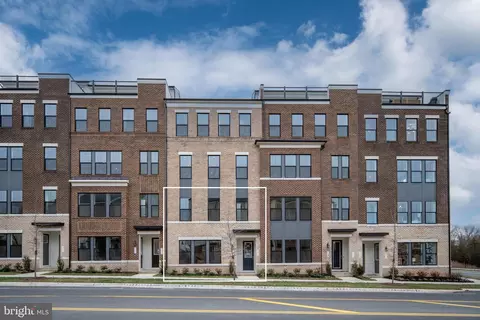 2621 River Birch Rd, Herndon, VA 20171