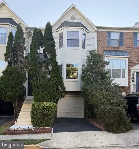 6888 Kerrywood Cir, Centreville, VA 20121