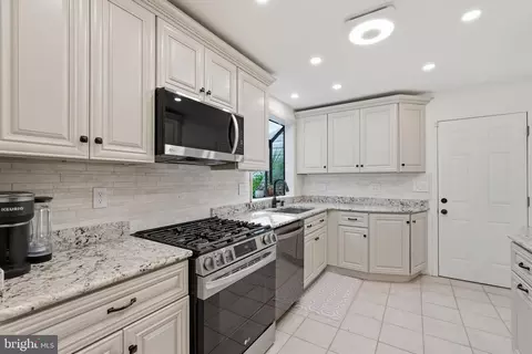 Kitchen - 7023 Ashbury Dr, Springfield, VA 22152 photo 4 of 4