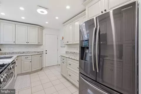 Kitchen - 7023 Ashbury Dr, Springfield, VA 22152 photo 3 of 4