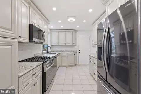Kitchen - 7023 Ashbury Dr, Springfield, VA 22152 photo 2 of 4