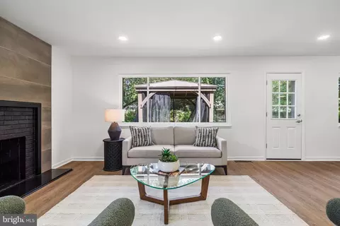 Living - 6221 Apache St, Springfield, VA 22150 photo 4 of 5
