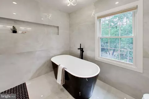 Bath - 704 Blueberry Hill Rd, Mclean, VA 22101 photo 3 of 9