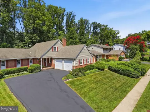 View/Area - 6012 Nassau Dr, Springfield, VA 22152 photo 2 of 2