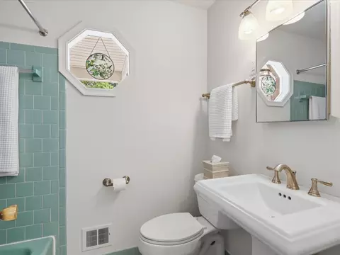 Bath - 6012 Nassau Dr, Springfield, VA 22152 photo 3 of 6
