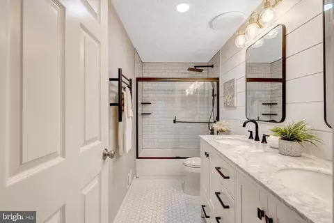 Bath - 7809 Roundabout Way, Springfield, VA 22153 photo 6 of 7