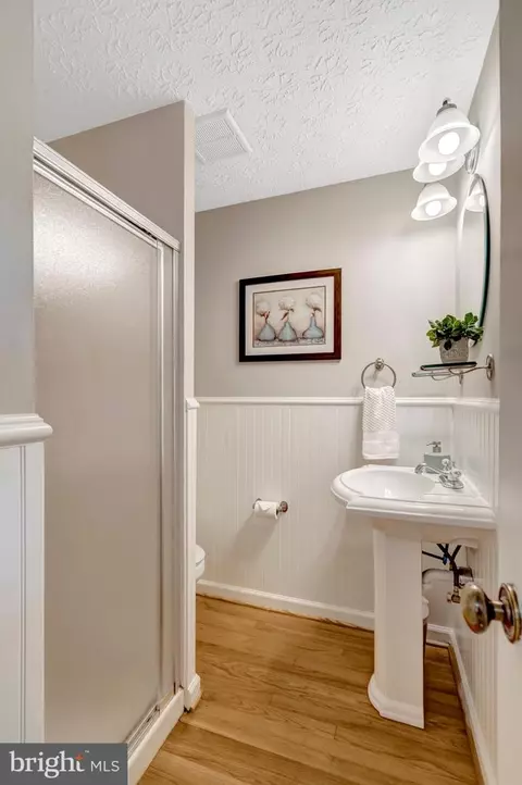 Bath - 7809 Roundabout Way, Springfield, VA 22153 photo 2 of 7
