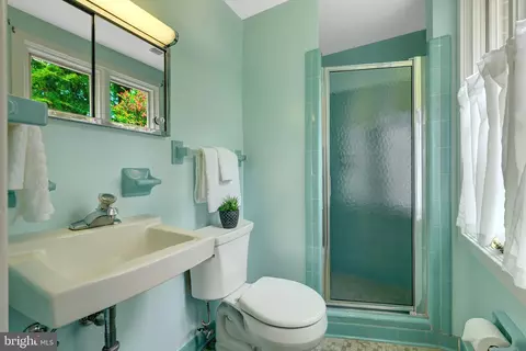 Bath - 6952 Kyleakin Ct, Mclean, VA 22101 photo 7 of 7