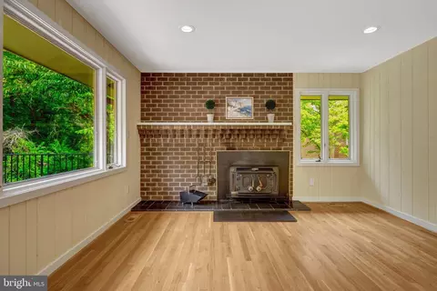 Living - 6952 Kyleakin Ct, Mclean, VA 22101 photo 11 of 12