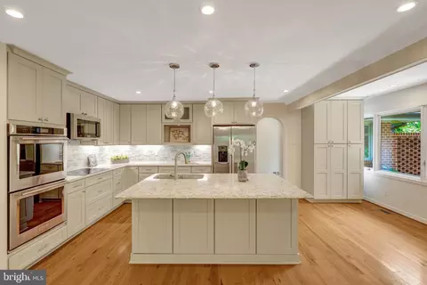 Kitchen - 6952 Kyleakin Ct, Mclean, VA 22101 photo 4 of 8
