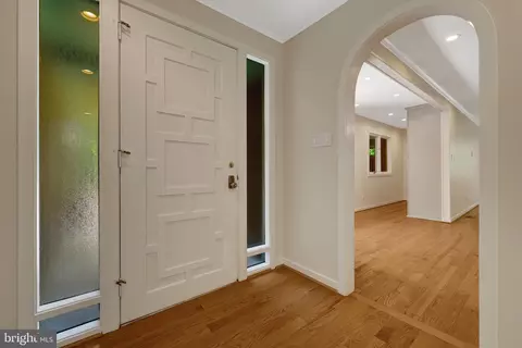 Entry Way - 6952 Kyleakin Ct, Mclean, VA 22101 photo 2 of 11