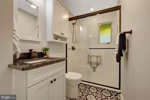 Bath - 6952 Kyleakin Ct, Mclean, VA 22101 photo 6 of 7