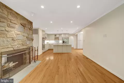 Living - 6952 Kyleakin Ct, Mclean, VA 22101 photo 4 of 12