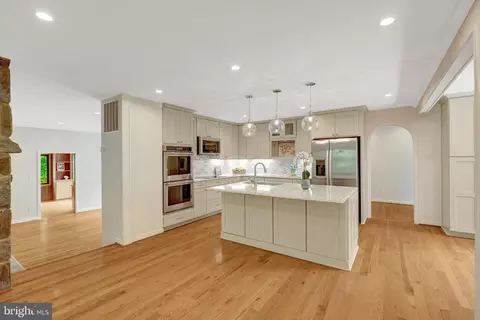 Kitchen - 6952 Kyleakin Ct, Mclean, VA 22101 photo 3 of 8