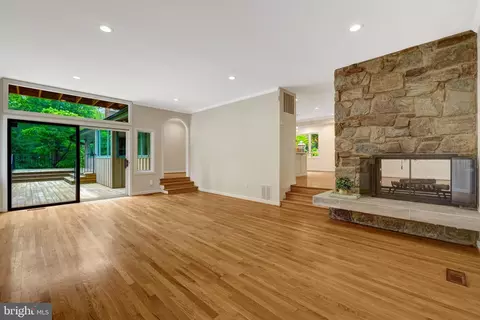 Living - 6952 Kyleakin Ct, Mclean, VA 22101 photo 6 of 12