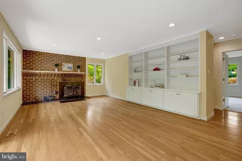 Living - 6952 Kyleakin Ct, Mclean, VA 22101 photo 9 of 12