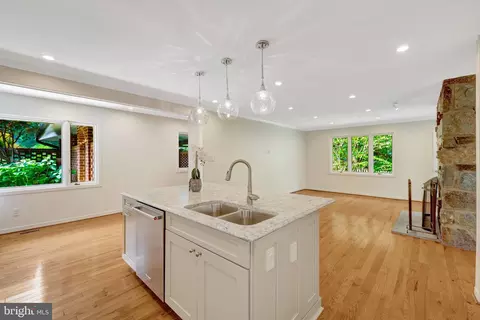Kitchen - 6952 Kyleakin Ct, Mclean, VA 22101 photo 7 of 8