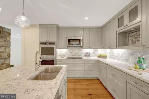 Kitchen - 6952 Kyleakin Ct, Mclean, VA 22101 photo 5 of 8