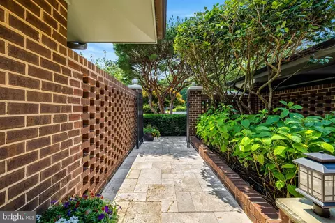 Exterior - 6952 Kyleakin Ct, Mclean, VA 22101 photo 4 of 24