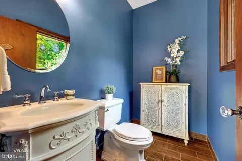 Bath - 6952 Kyleakin Ct, Mclean, VA 22101 photo 1 of 7
