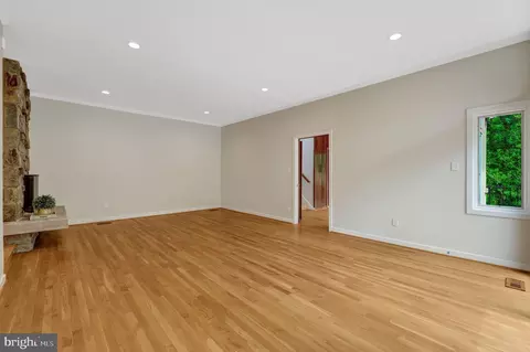 Living - 6952 Kyleakin Ct, Mclean, VA 22101 photo 8 of 12