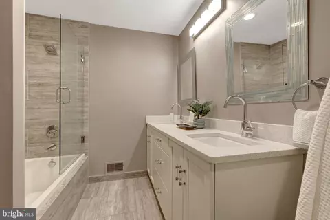 Bath - 6952 Kyleakin Ct, Mclean, VA 22101 photo 4 of 7