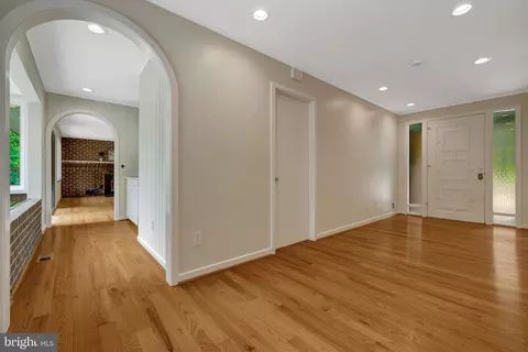 Entry Way - 6952 Kyleakin Ct, Mclean, VA 22101 photo 3 of 11