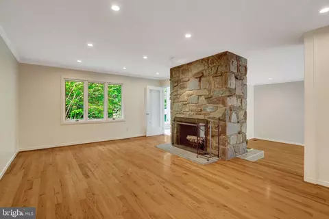 Living - 6952 Kyleakin Ct, Mclean, VA 22101 photo 2 of 12