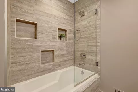 Bath - 6952 Kyleakin Ct, Mclean, VA 22101 photo 5 of 7