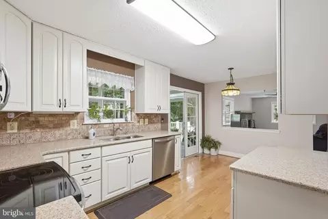 Kitchen - 1842 Post Oak Trl, Reston, VA 20191 photo 2 of 3