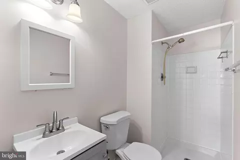 Bath - 8693 Bent Arrow Ct, Springfield, VA 22153 photo 3 of 5