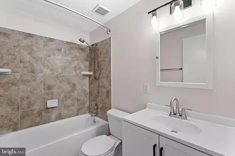 Bath - 8693 Bent Arrow Ct, Springfield, VA 22153 photo 4 of 5