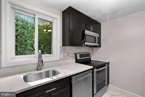 Kitchen - 8693 Bent Arrow Ct, Springfield, VA 22153 photo 4 of 5