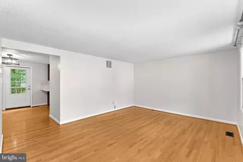 Living - 8693 Bent Arrow Ct, Springfield, VA 22153 photo 3 of 4